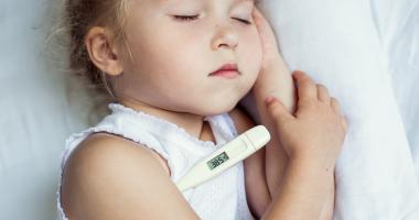 Un niño tiene fiebre con más de 38 grados de temperatura corporal
