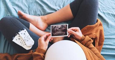 Futura mamá viendo fotografía de ultrasonido