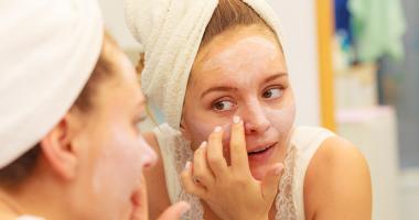 Mujer aplicando crema en el rostro