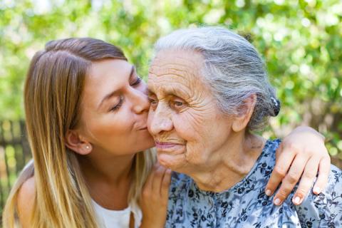 Hija dándole un beso a su madre