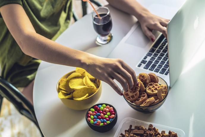 Mujer consume alimentos procesados