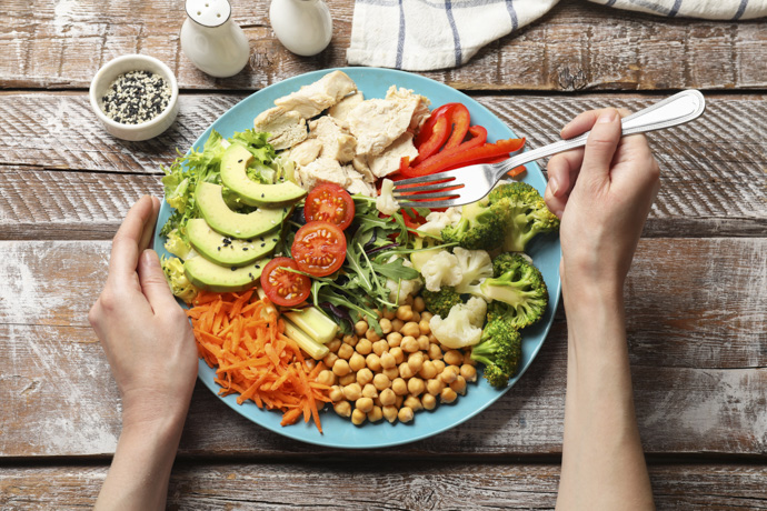 Mujer tiene dieta rica en proteínas