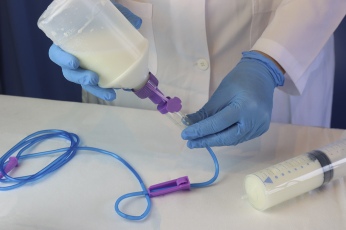 Médico prepara alimentación enteral