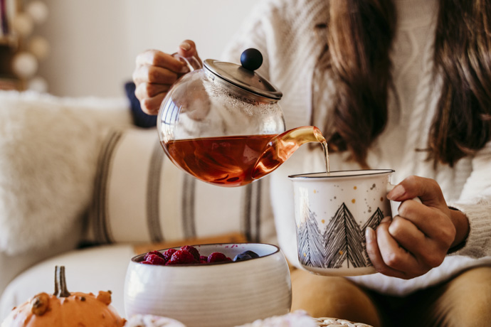Mujer bebe té en casa