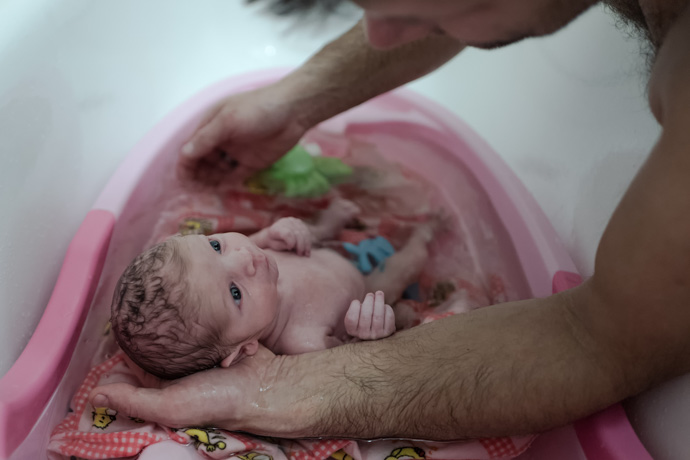 Elementos esenciales para bañar al bebé.