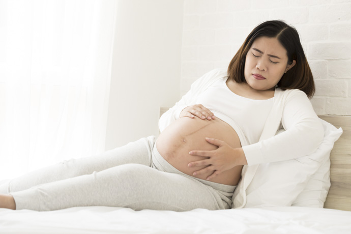 Mujer embarazada con contracciones