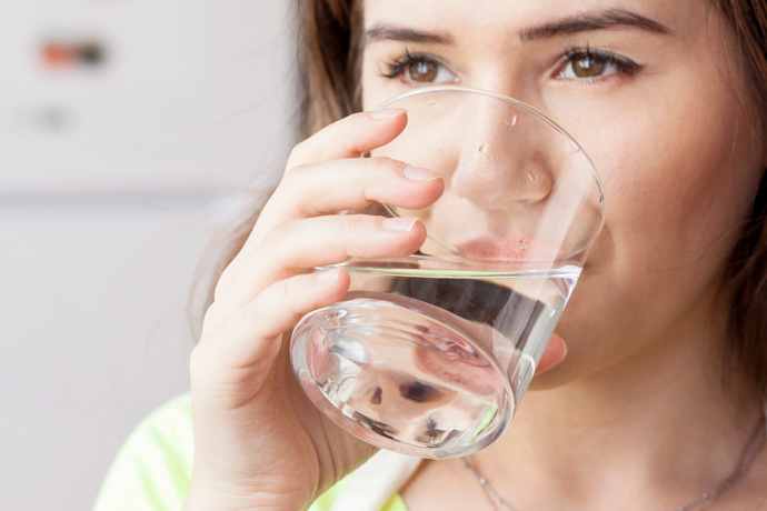 Mujer disfrutando de los beneficios de no beber alcohol.