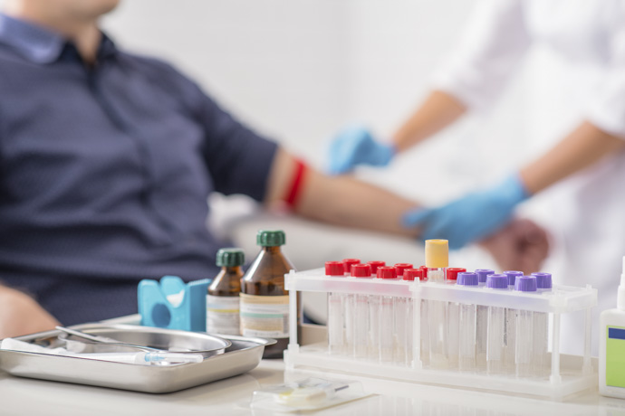 Hombre se realiza exámenes de sangre en clínica 