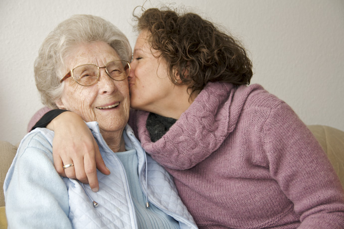 Mujer con alzheimer recibe cariño