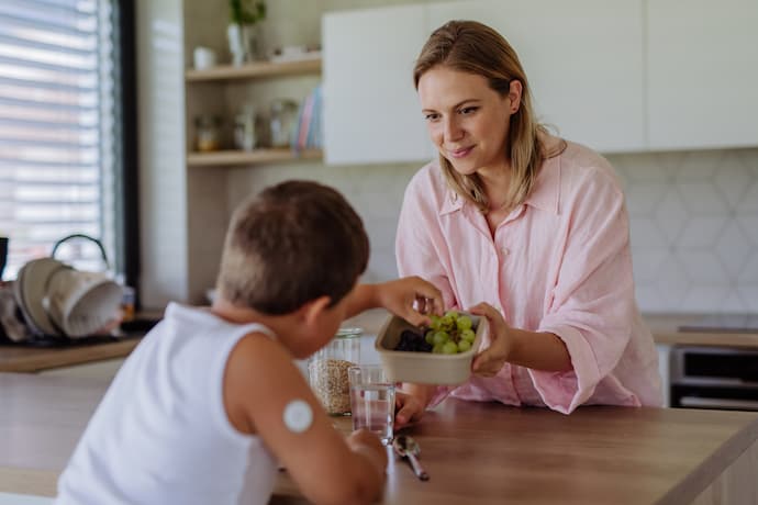 madre e hijo preparando recetas de comida para diabéticos