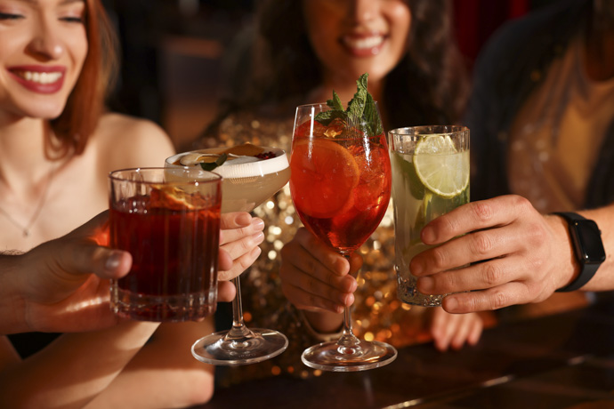 Mujeres consumiendo bebidas alcohólicas