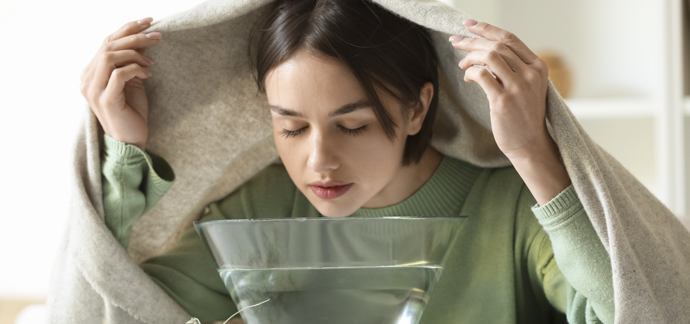 Mujer aplicando un remedio para expulsar la flema del pecho.