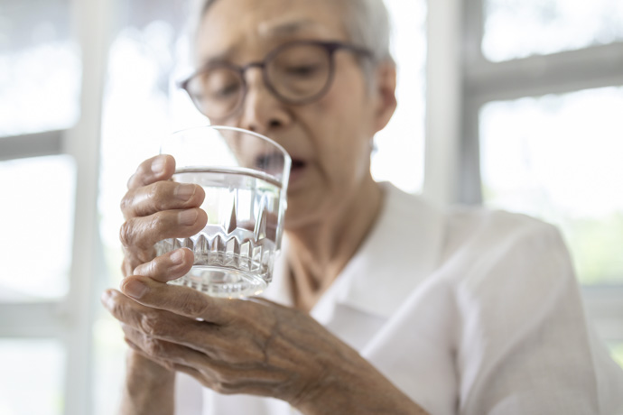 Anciana con síntomas de parkinsonismo