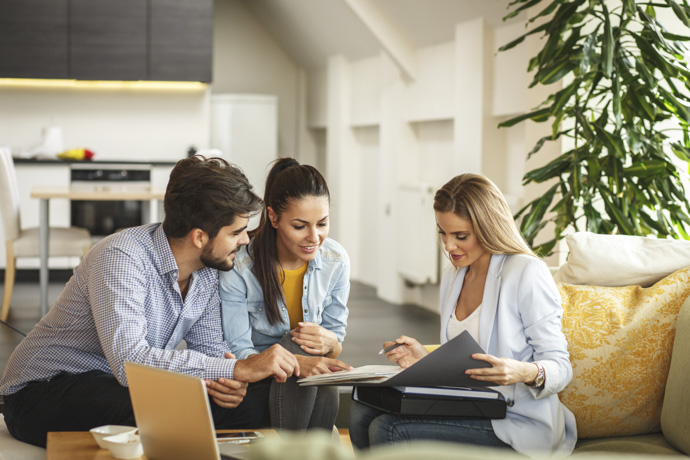 Agente de seguros trabajando con Embedded Insurance.