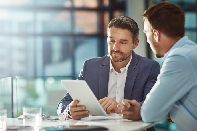 Equipo planifica estrategias de fidelización en seguros