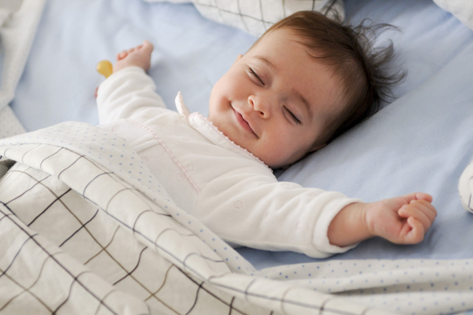 Bebé duerme una siesta