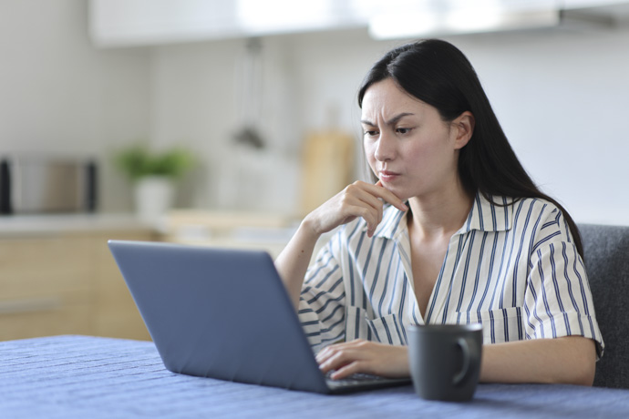Mujer leyendo sobre efectos secundarios de la paroxetina