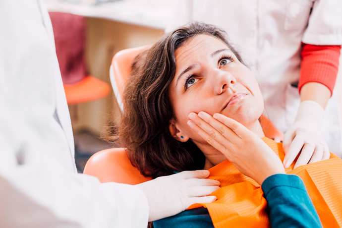 Imagen de mujer en el dentista porque no sabe qué es bueno para el dolor de muelas.&nbsp;