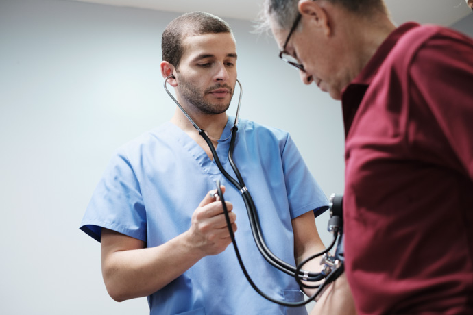 Médico examinando si su paciente padece una enfermedad crónica.