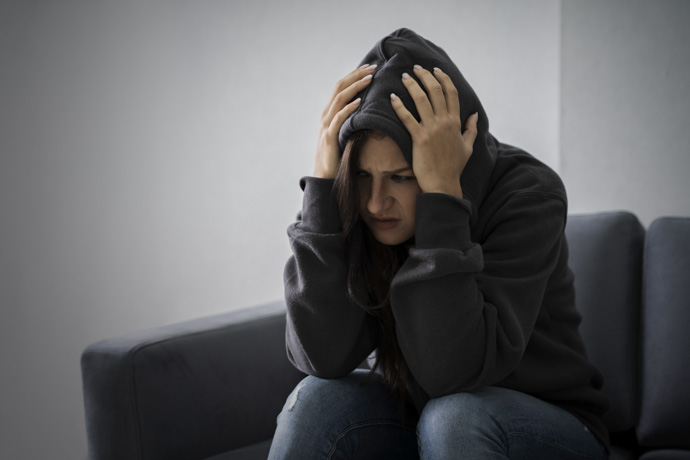 Mujer con síndrome de abstinencia por tabaco