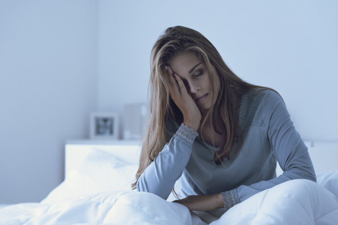 Mujer despierta cansada