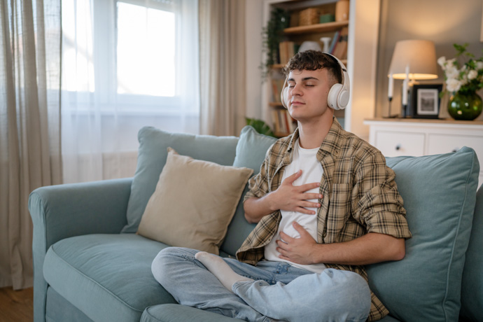 Hombre realizando la respiración 4-7-8.