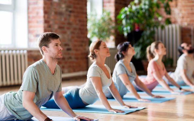 Grupo de personas practicando yoga