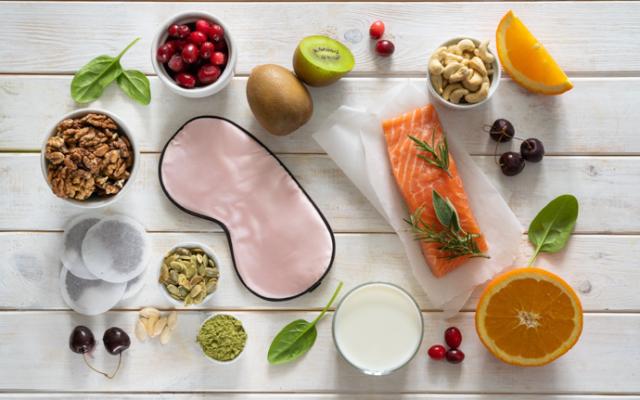 Mesa con alimentos ricos en melatonina.