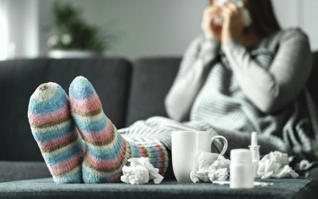 Mujer resfriada en casa