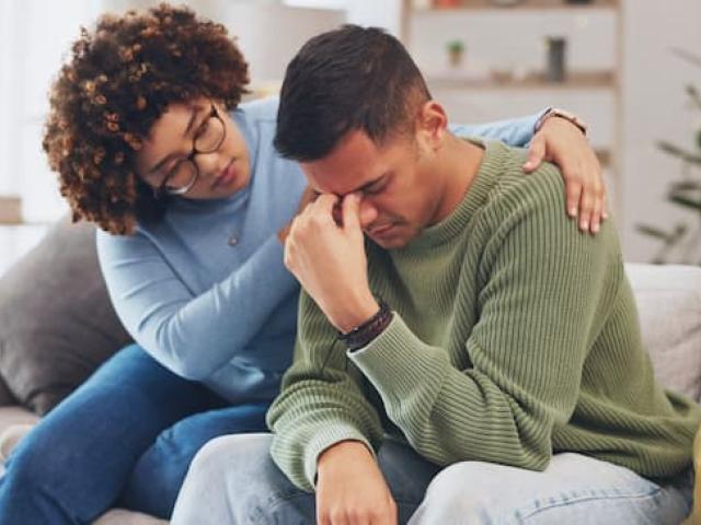 mujer animando a una persona triste