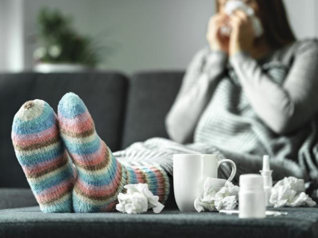 Mujer resfriada en casa
