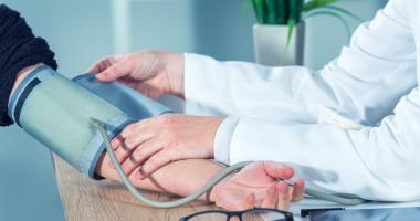 Asiste al médico a verificar tu presión arterial, podrías padecer hipotensión