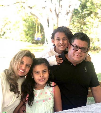 Eduardo Olivo y su familia.